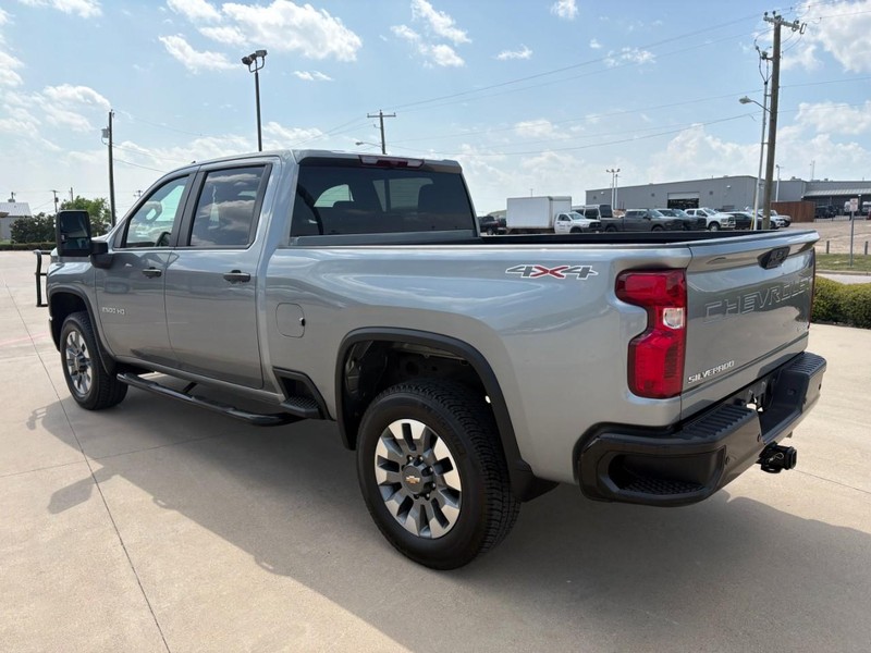 Chevrolet Silverado 2500HD Vehicle Full-screen Gallery Image 3