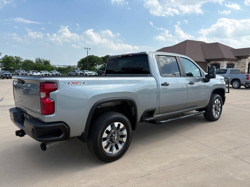 Chevrolet Silverado 2500HD Vehicle Full-screen Gallery Image 5