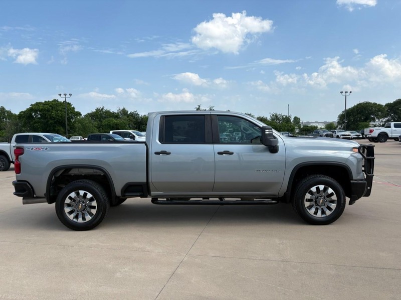 Chevrolet Silverado 2500HD Vehicle Full-screen Gallery Image 6