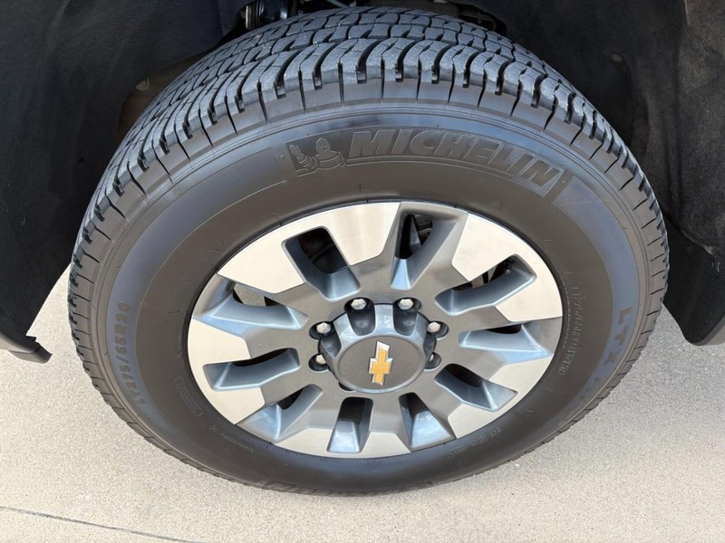 Chevrolet Silverado 2500HD Vehicle Full-screen Gallery Image 9