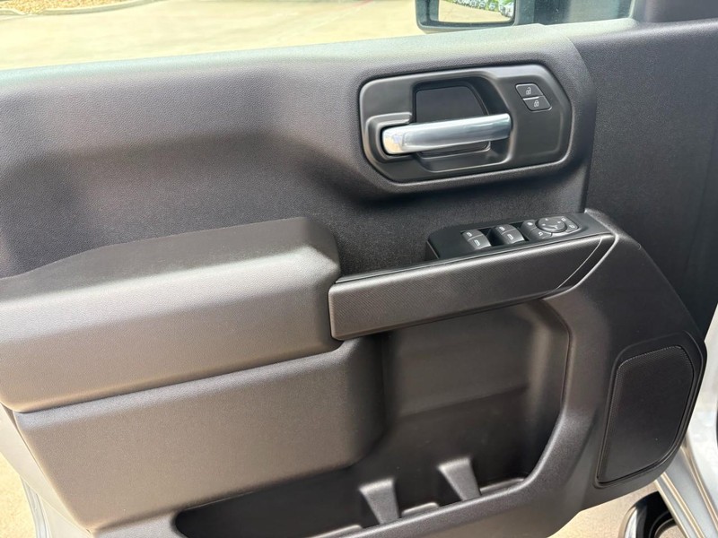 Chevrolet Silverado 2500HD Vehicle Full-screen Gallery Image 15