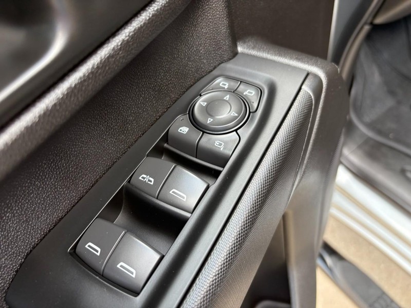Chevrolet Silverado 2500HD Vehicle Full-screen Gallery Image 16