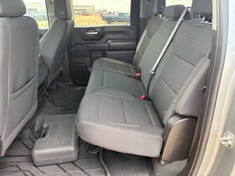 Chevrolet Silverado 2500HD Vehicle Full-screen Gallery Image 17