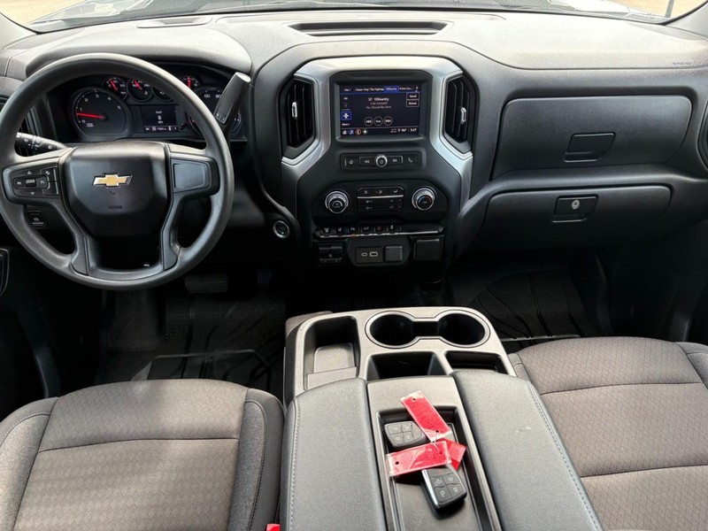 Chevrolet Silverado 2500HD Vehicle Full-screen Gallery Image 18