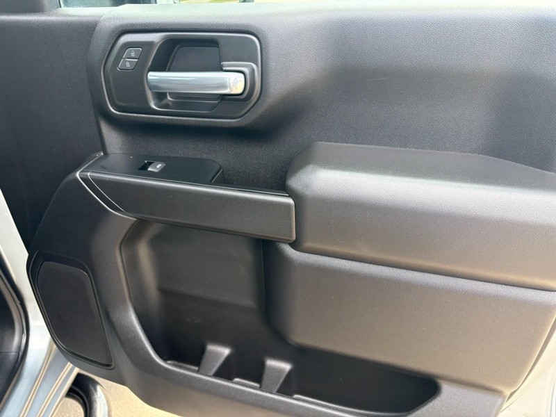 Chevrolet Silverado 2500HD Vehicle Full-screen Gallery Image 21