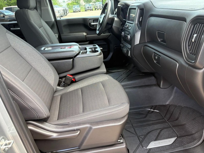 Chevrolet Silverado 2500HD Vehicle Full-screen Gallery Image 22