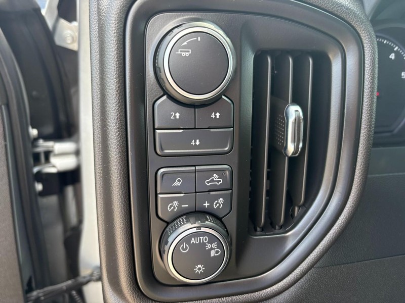 Chevrolet Silverado 2500HD Vehicle Full-screen Gallery Image 25