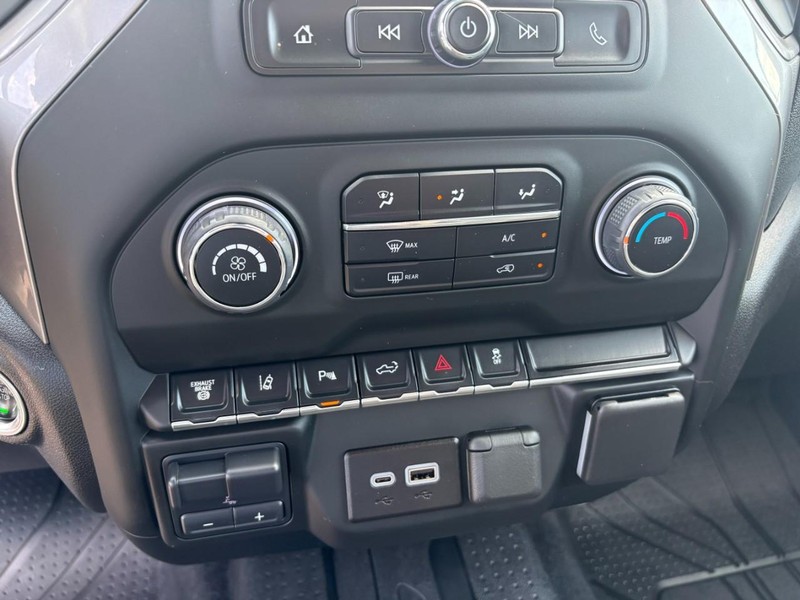 Chevrolet Silverado 2500HD Vehicle Full-screen Gallery Image 26