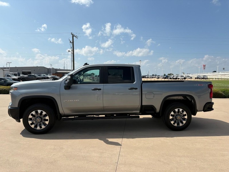 Chevrolet Silverado 2500HD Vehicle Full-screen Gallery Image 3