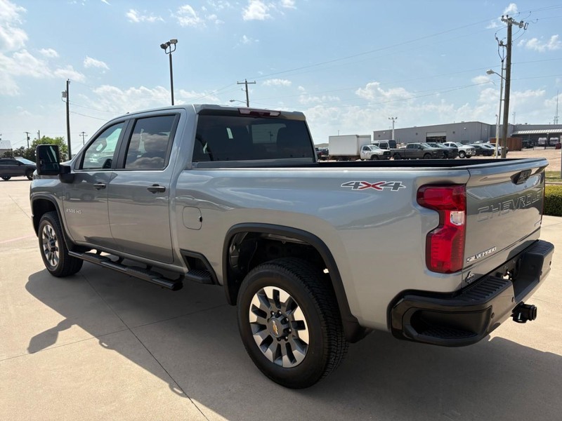 Chevrolet Silverado 2500HD Vehicle Full-screen Gallery Image 4
