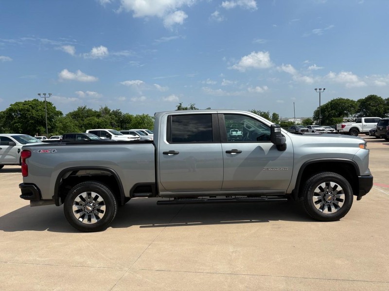Chevrolet Silverado 2500HD Vehicle Full-screen Gallery Image 7