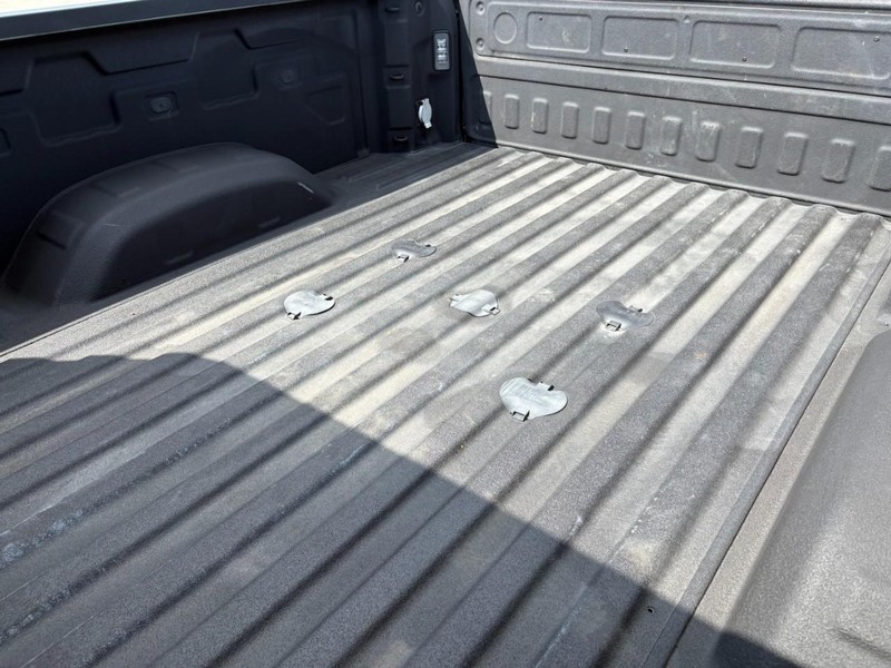 Chevrolet Silverado 2500HD Vehicle Full-screen Gallery Image 12