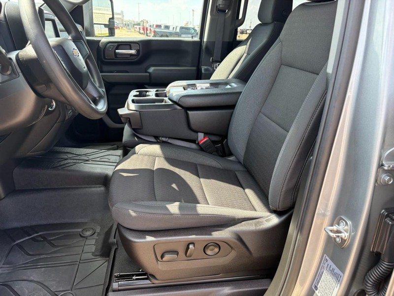 Chevrolet Silverado 2500HD Vehicle Full-screen Gallery Image 13