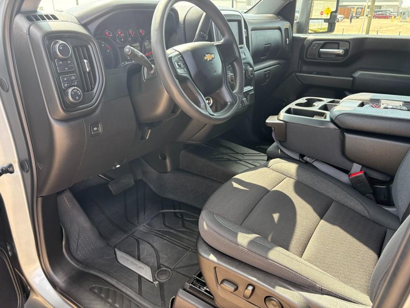 Chevrolet Silverado 2500HD Vehicle Full-screen Gallery Image 14