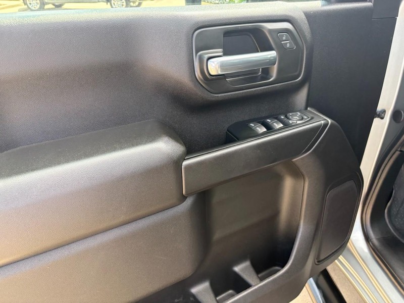 Chevrolet Silverado 2500HD Vehicle Full-screen Gallery Image 15