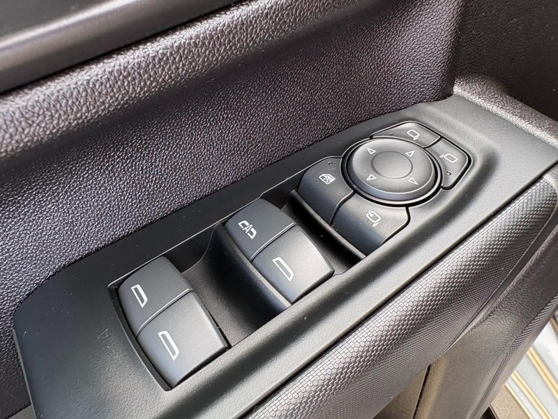 Chevrolet Silverado 2500HD Vehicle Full-screen Gallery Image 16