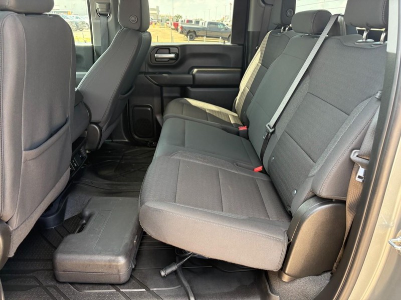Chevrolet Silverado 2500HD Vehicle Full-screen Gallery Image 17
