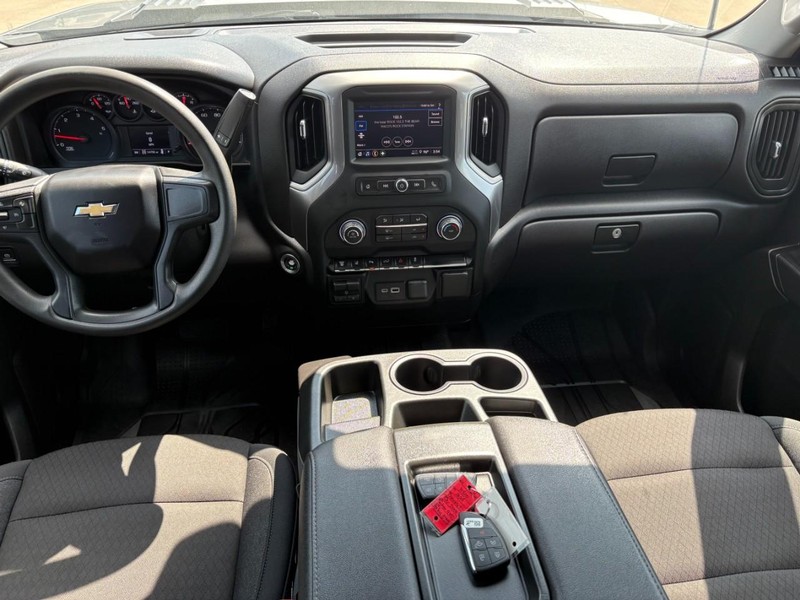 Chevrolet Silverado 2500HD Vehicle Full-screen Gallery Image 18