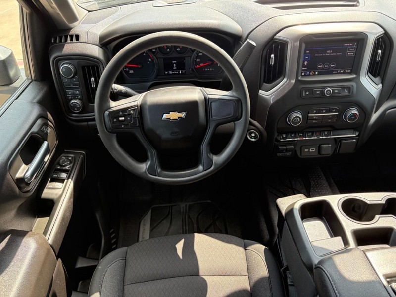 Chevrolet Silverado 2500HD Vehicle Full-screen Gallery Image 19