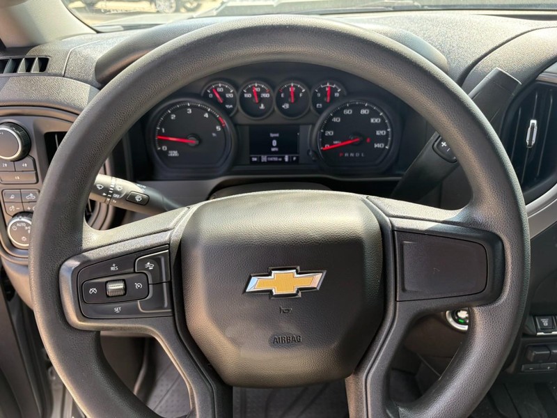 Chevrolet Silverado 2500HD Vehicle Full-screen Gallery Image 22