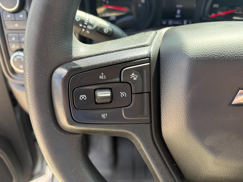 Chevrolet Silverado 2500HD Vehicle Full-screen Gallery Image 23