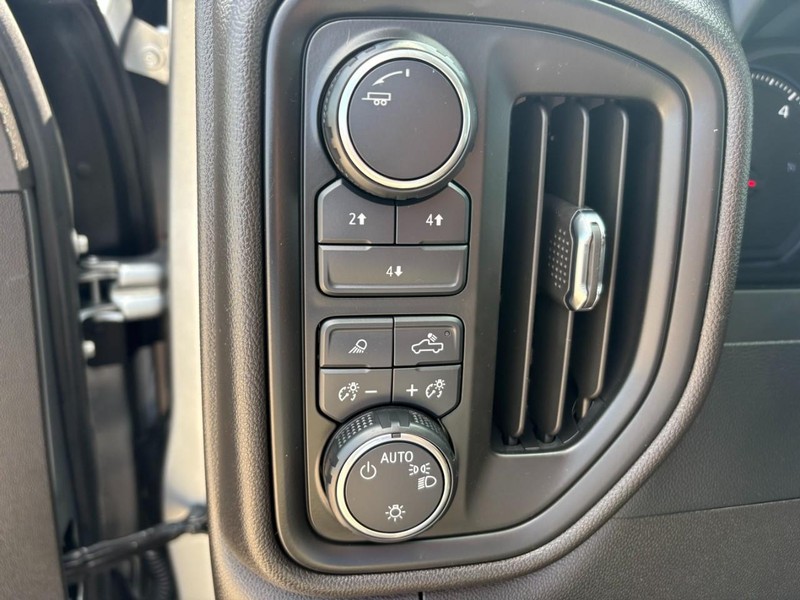 Chevrolet Silverado 2500HD Vehicle Full-screen Gallery Image 24