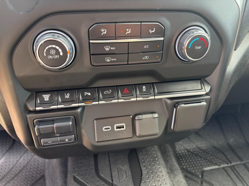 Chevrolet Silverado 2500HD Vehicle Full-screen Gallery Image 25