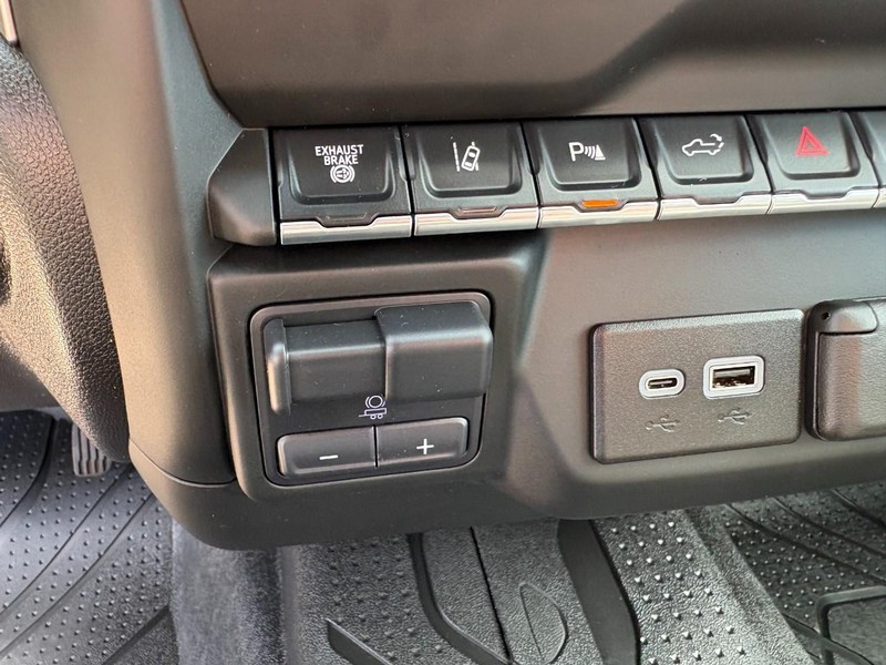 Chevrolet Silverado 2500HD Vehicle Full-screen Gallery Image 26