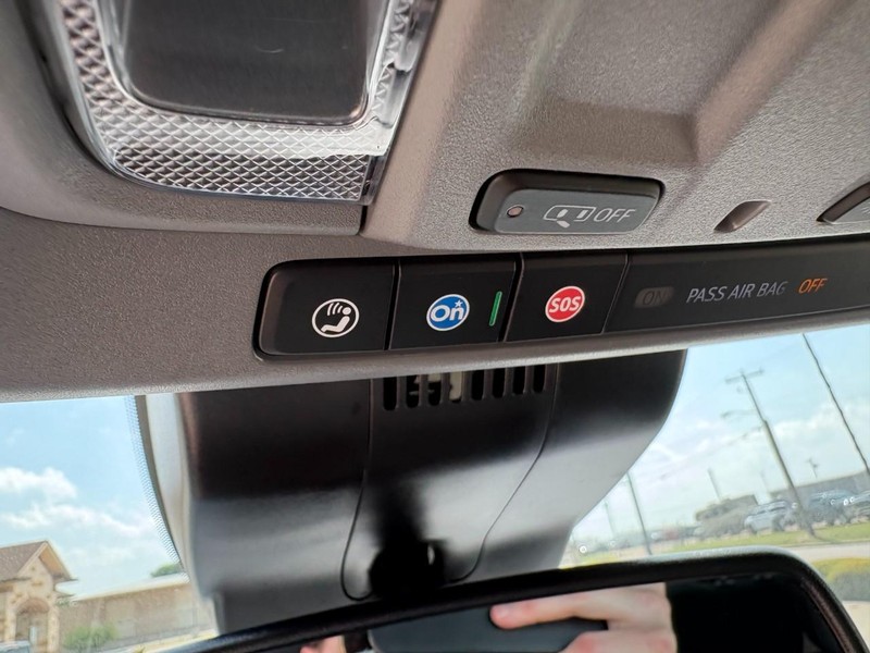 Chevrolet Silverado 2500HD Vehicle Full-screen Gallery Image 29