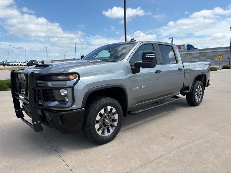 Chevrolet Silverado 2500HD Vehicle Full-screen Gallery Image 2