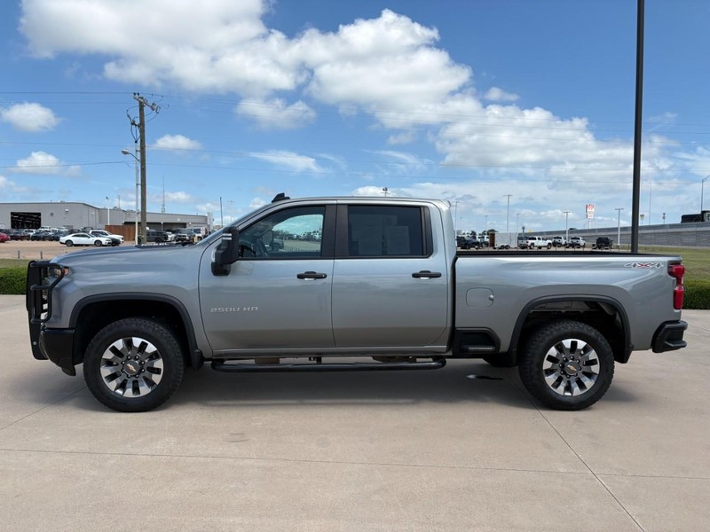 Chevrolet Silverado 2500HD Vehicle Full-screen Gallery Image 3