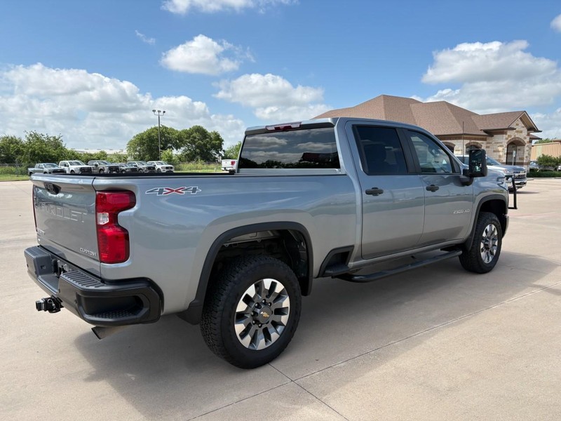Chevrolet Silverado 2500HD Vehicle Full-screen Gallery Image 6