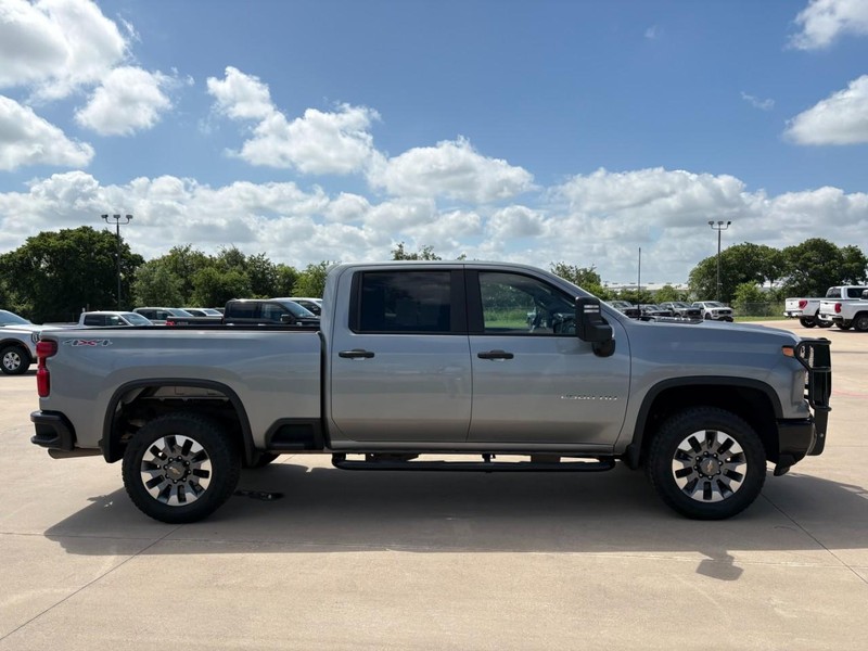 Chevrolet Silverado 2500HD Vehicle Full-screen Gallery Image 7