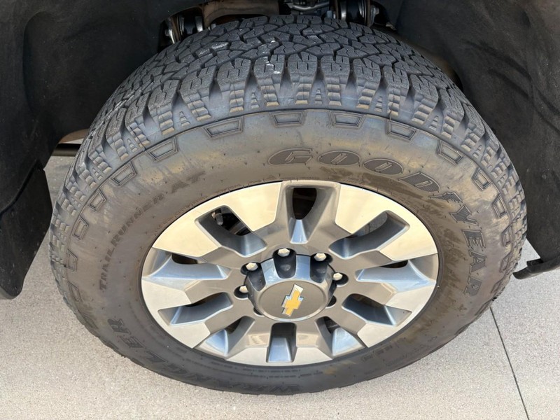 Chevrolet Silverado 2500HD Vehicle Full-screen Gallery Image 10