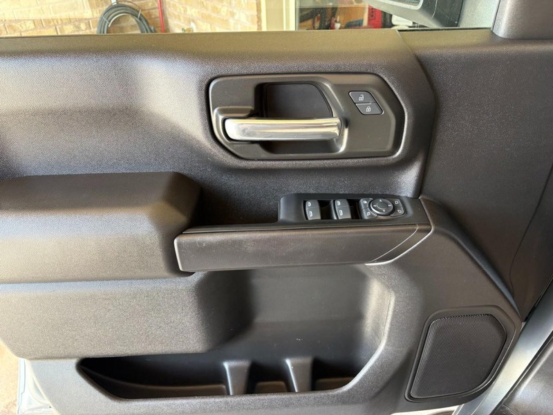 Chevrolet Silverado 2500HD Vehicle Full-screen Gallery Image 12