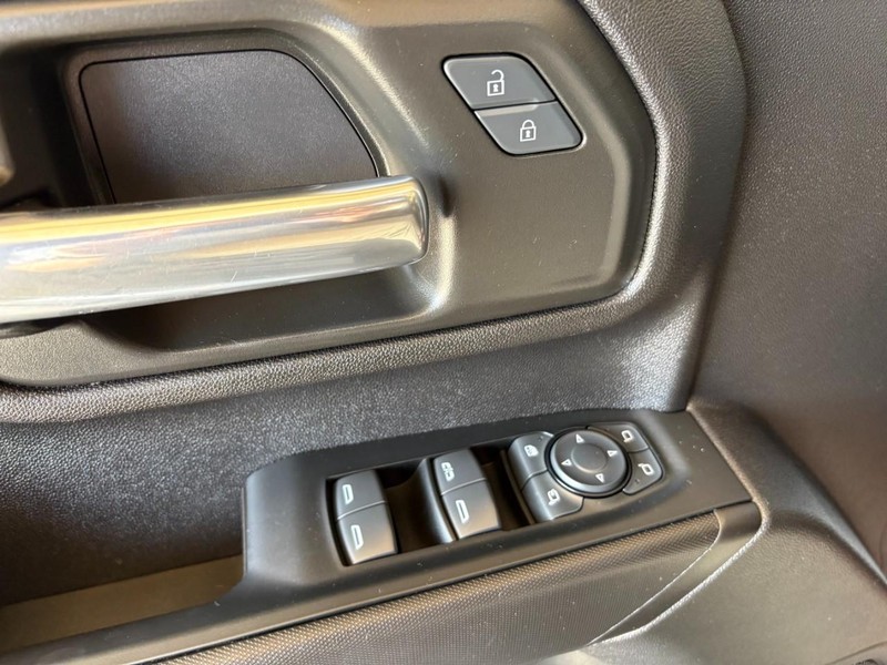 Chevrolet Silverado 2500HD Vehicle Full-screen Gallery Image 13