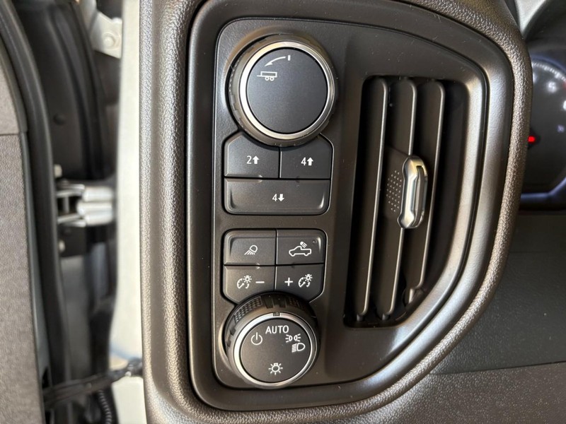 Chevrolet Silverado 2500HD Vehicle Full-screen Gallery Image 14
