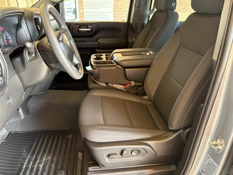 Chevrolet Silverado 2500HD Vehicle Full-screen Gallery Image 15