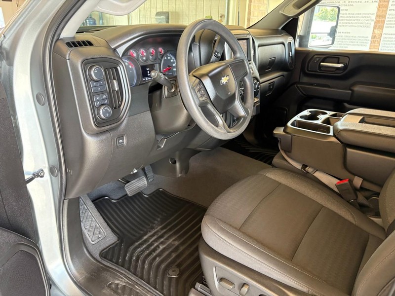 Chevrolet Silverado 2500HD Vehicle Full-screen Gallery Image 16
