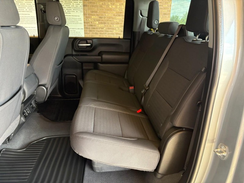 Chevrolet Silverado 2500HD Vehicle Full-screen Gallery Image 17