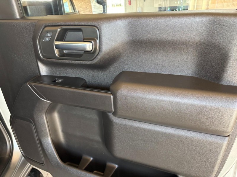 Chevrolet Silverado 2500HD Vehicle Full-screen Gallery Image 22