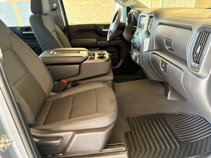 Chevrolet Silverado 2500HD Vehicle Full-screen Gallery Image 23