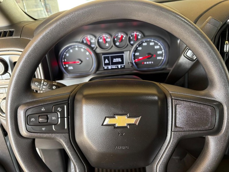 Chevrolet Silverado 2500HD Vehicle Full-screen Gallery Image 24