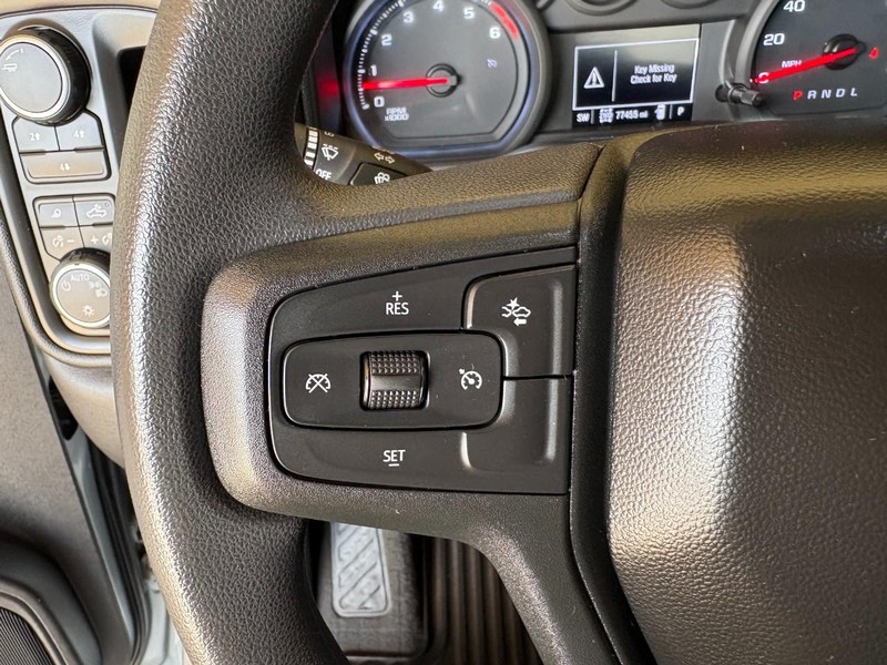Chevrolet Silverado 2500HD Vehicle Full-screen Gallery Image 25
