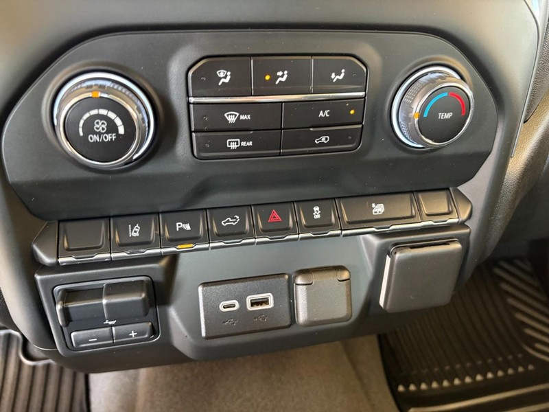 Chevrolet Silverado 2500HD Vehicle Full-screen Gallery Image 26