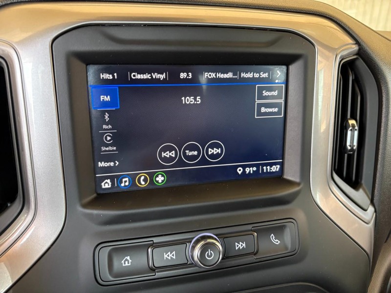 Chevrolet Silverado 2500HD Vehicle Full-screen Gallery Image 27