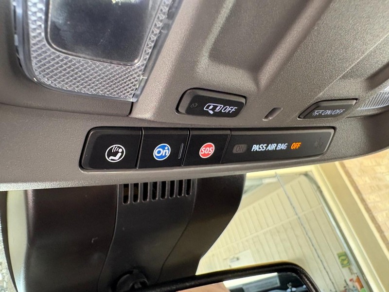 Chevrolet Silverado 2500HD Vehicle Full-screen Gallery Image 30