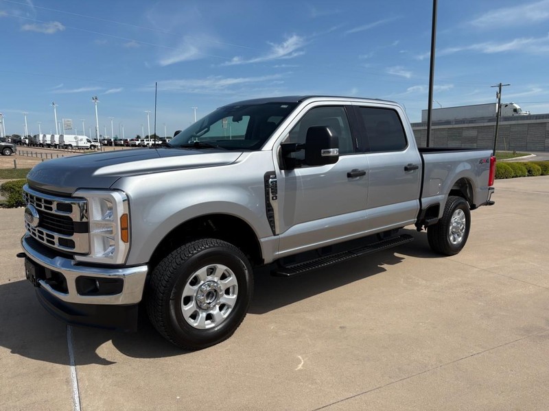 Ford Super Duty F-250 SRW Vehicle Full-screen Gallery Image 2