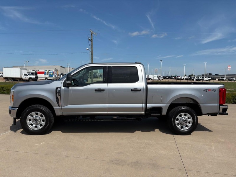 Ford Super Duty F-250 SRW Vehicle Full-screen Gallery Image 3