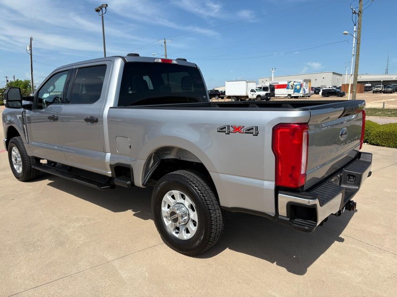 Ford Super Duty F-250 SRW Vehicle Full-screen Gallery Image 4